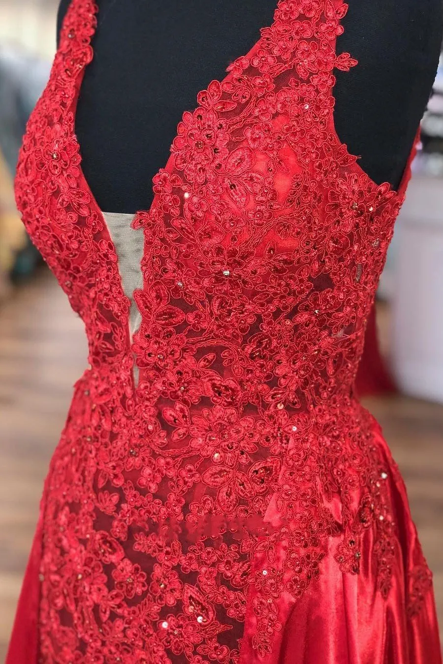 Made-to-Order Red Lace Evening Dresses Beaded V-neckline