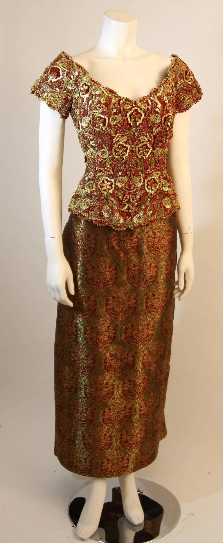 OSCAR DE LA RENTA Gold and Burgundy Evening Ensemble