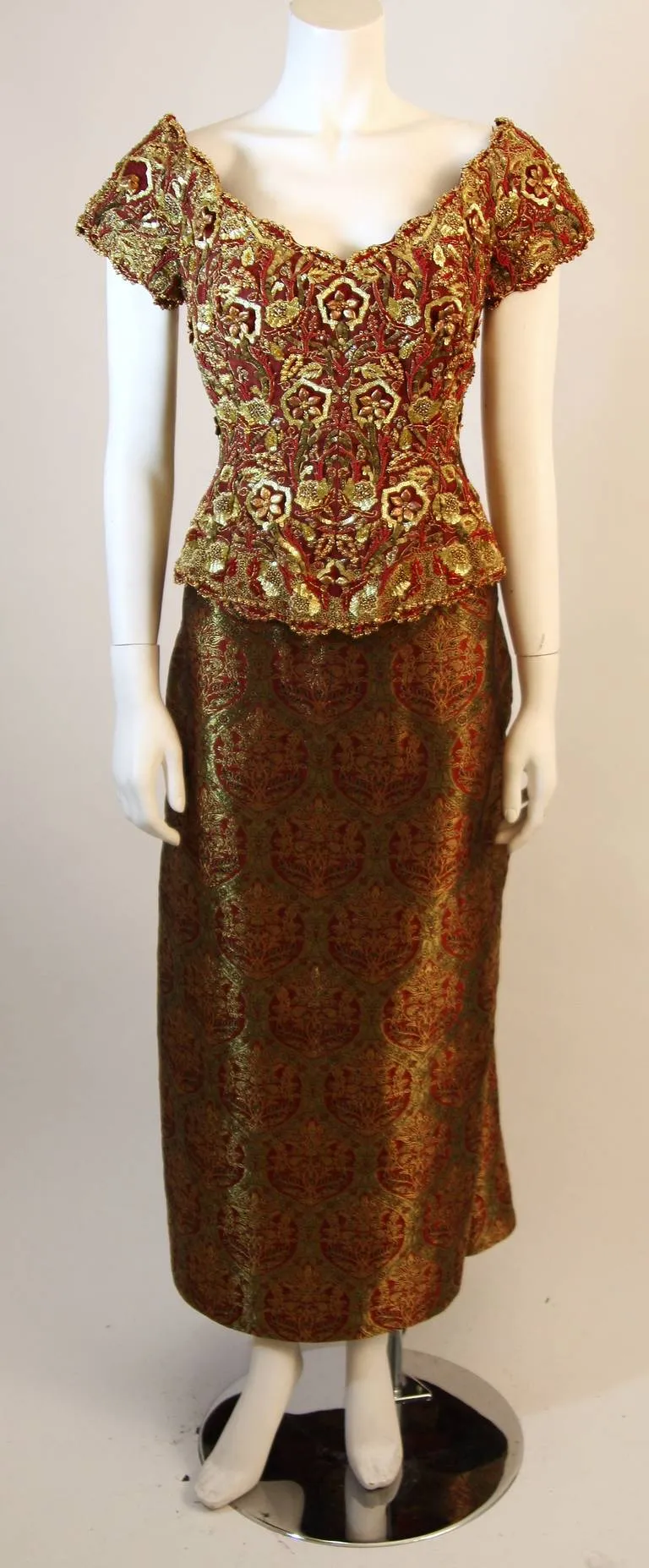 OSCAR DE LA RENTA Gold and Burgundy Evening Ensemble