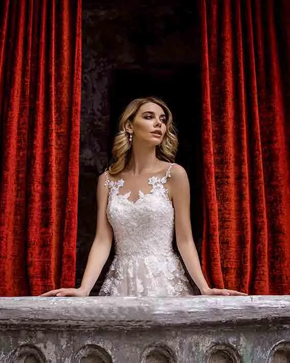 Sexy Lace Wedding Dresses Sheer Neckline Sleeveless Transparent Back A-line Silhouette Tulle Bridal Wedding Gowns