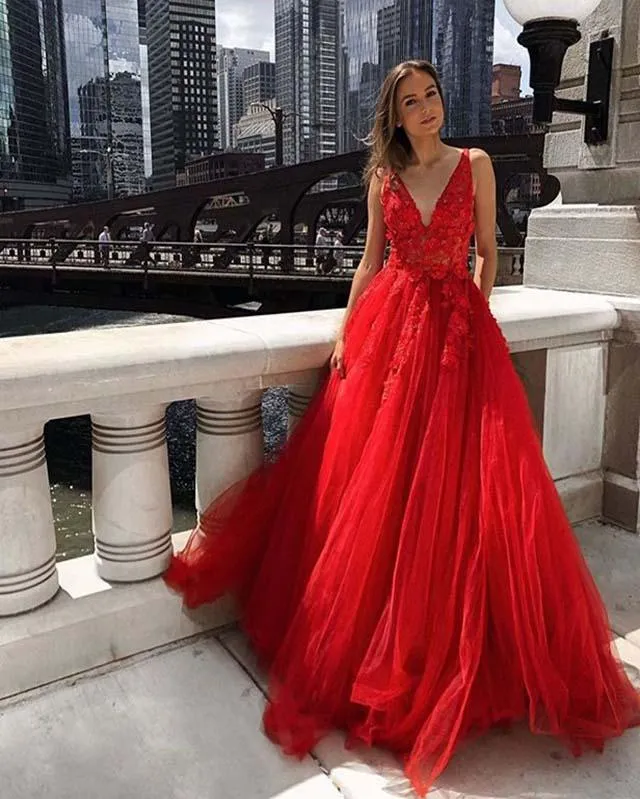 Sexy Navy Blue Lace Prom Dresses with V-Neck Appliques Tulle Long Party Gowns 2020